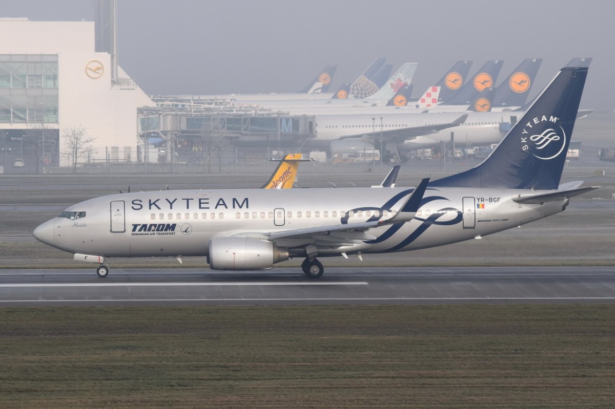 YR-BGF TAROM Boeing 737-78J(WL)   in München beim Start am 11.12.2015