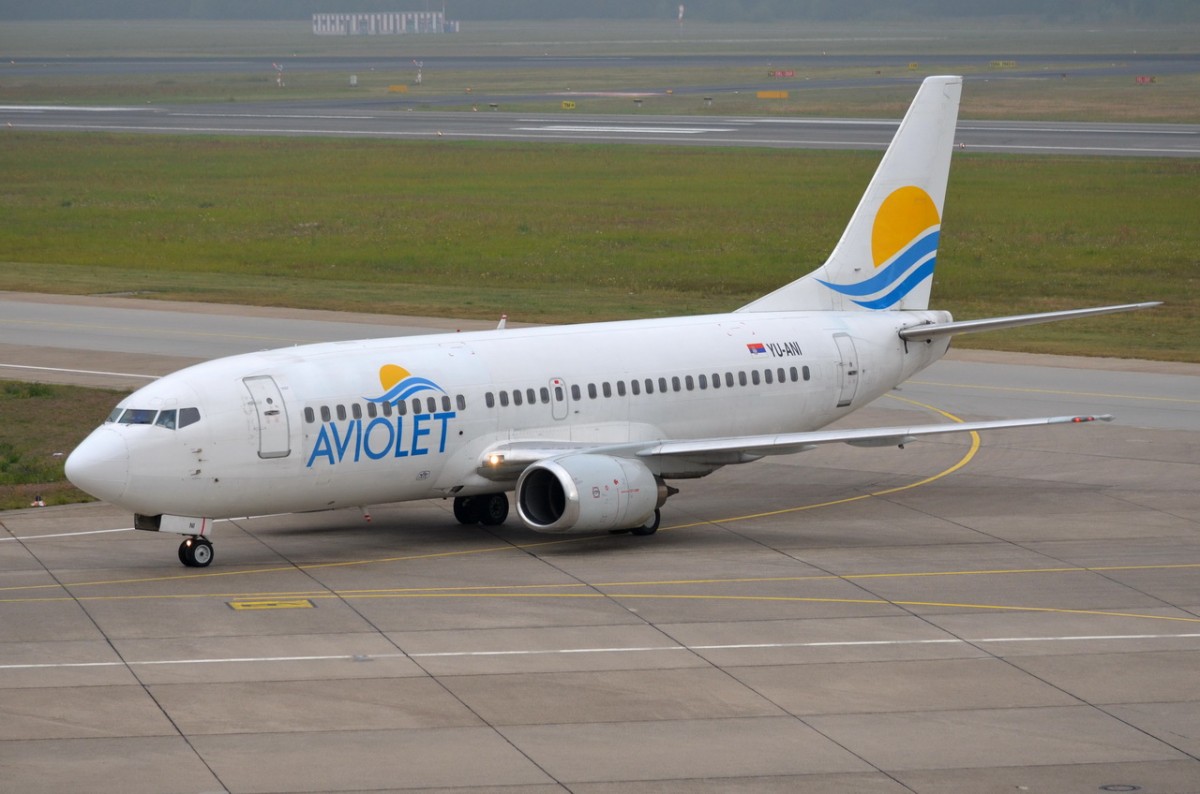 YU-ANI Aviolet Boeing 737-3H9    in Tegel zum Gate am 08.09.2014