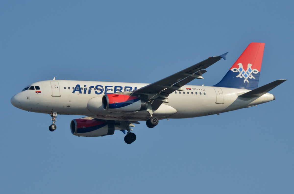 YU-APD Air Serbia Airbus A319-132  am 20.03.2015 beim Anflug auf Tegel