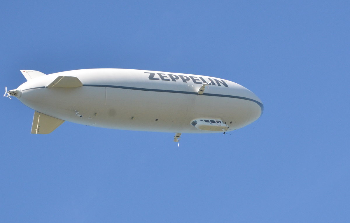 Zeppelin D-LZZF Rundflug über dem Bodensee am 11.06.2017. Gesehen über Meersburg.