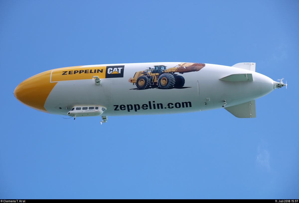 Zeppelin LZN07-100 (D-LZZF) der Deutsche Zeppelin Reederei (DZR) fliegt über dem Hafen von Friedrichshafen.
[11.7.2018 | 15:57 Uhr]
