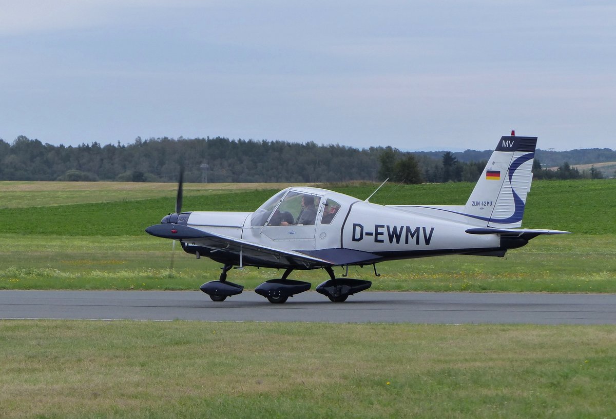 Zlin 42 MU, D-EWMV (ex.DDR-WMV) auf dem Weg zum Abflugpunkt 24 in Gera (EDAJ) am 17.8.2019