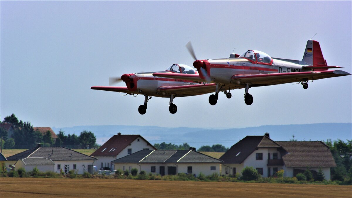 Zlin 526AFS D-EWQL und D-EWQC vor der Landung in Gera (EDAJ) am 8.8.2009