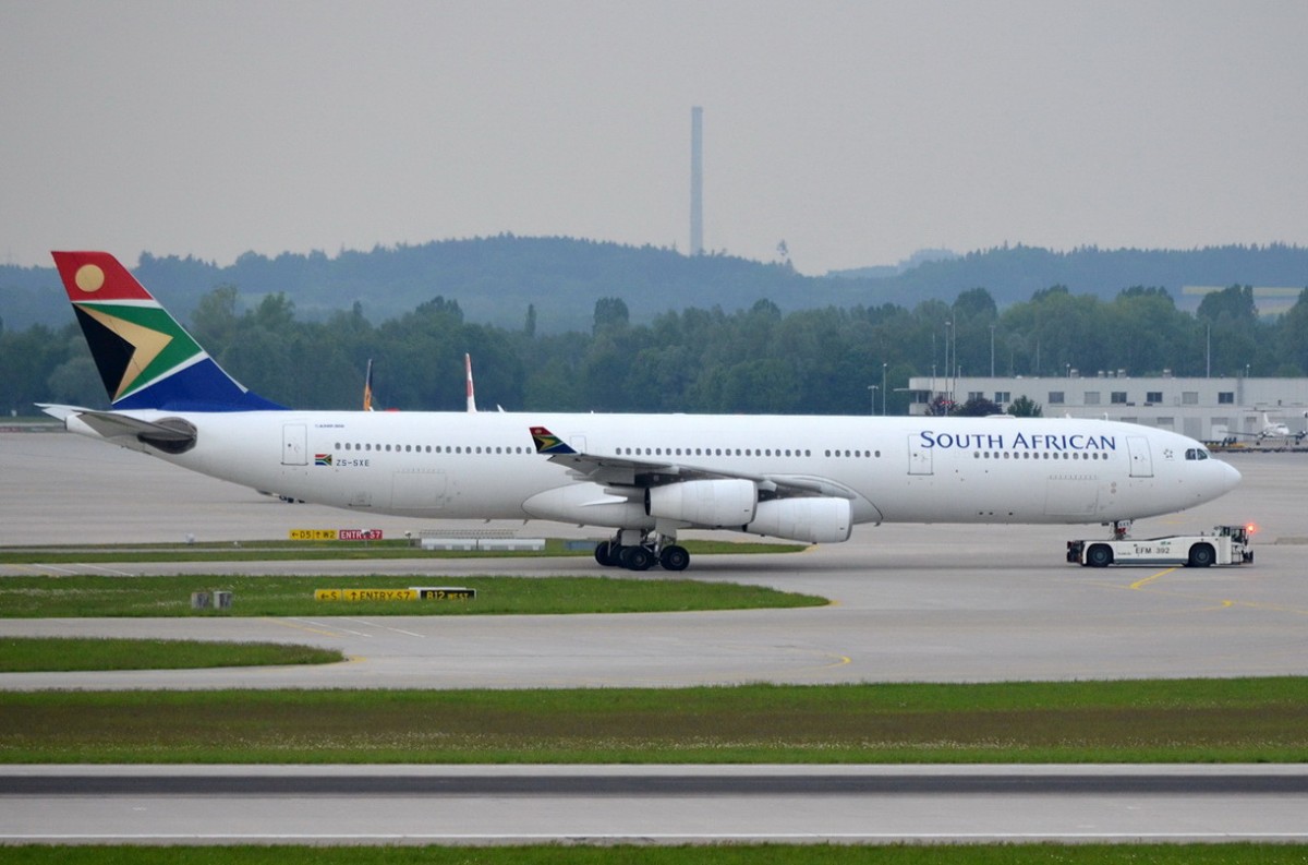 ZS-SXE South African Airways Airbus A340-313  zum Gate in München am 14.05.2015