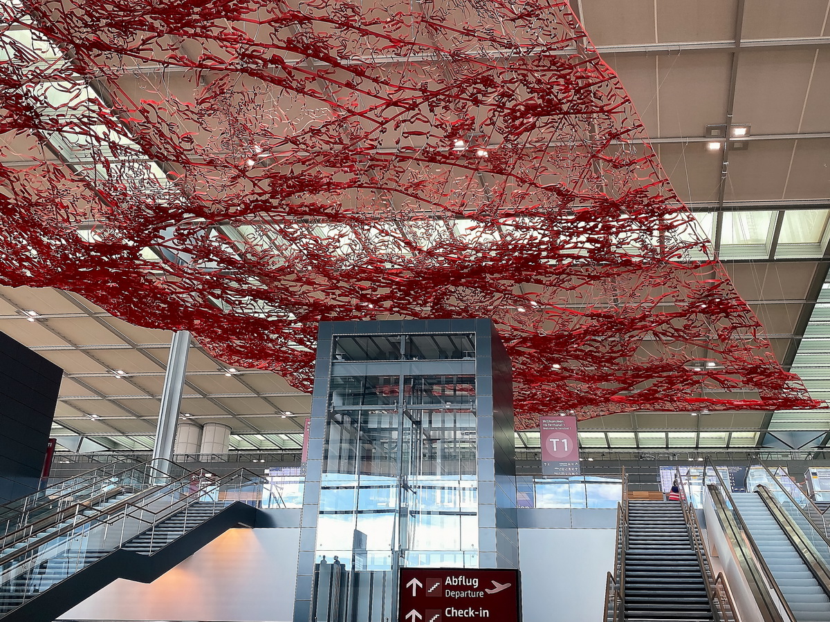Zugang zum Terminal 1 im Flughafen Berlin-Brandenburg  Willy Brandt  (BER-EDDB) am 20. August 2020.