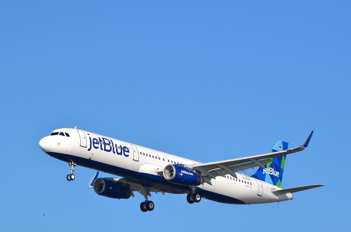 Zurück vom Testflug jetBlue Airbus A321 D-AYAB im Landeanflug auf Hamburg Finkenwerder am 16.02.16