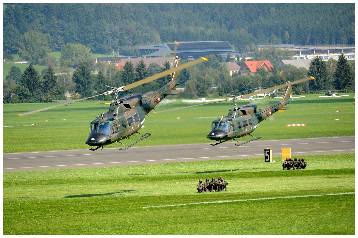Zwei AGUSTA BELL 212 (5D-HY und 5D-HR)des österr. Bundesheer bei einer Gefechtsvorführung anlässlich der Airpower16 am 3.9.2016 in Zeltweg. 