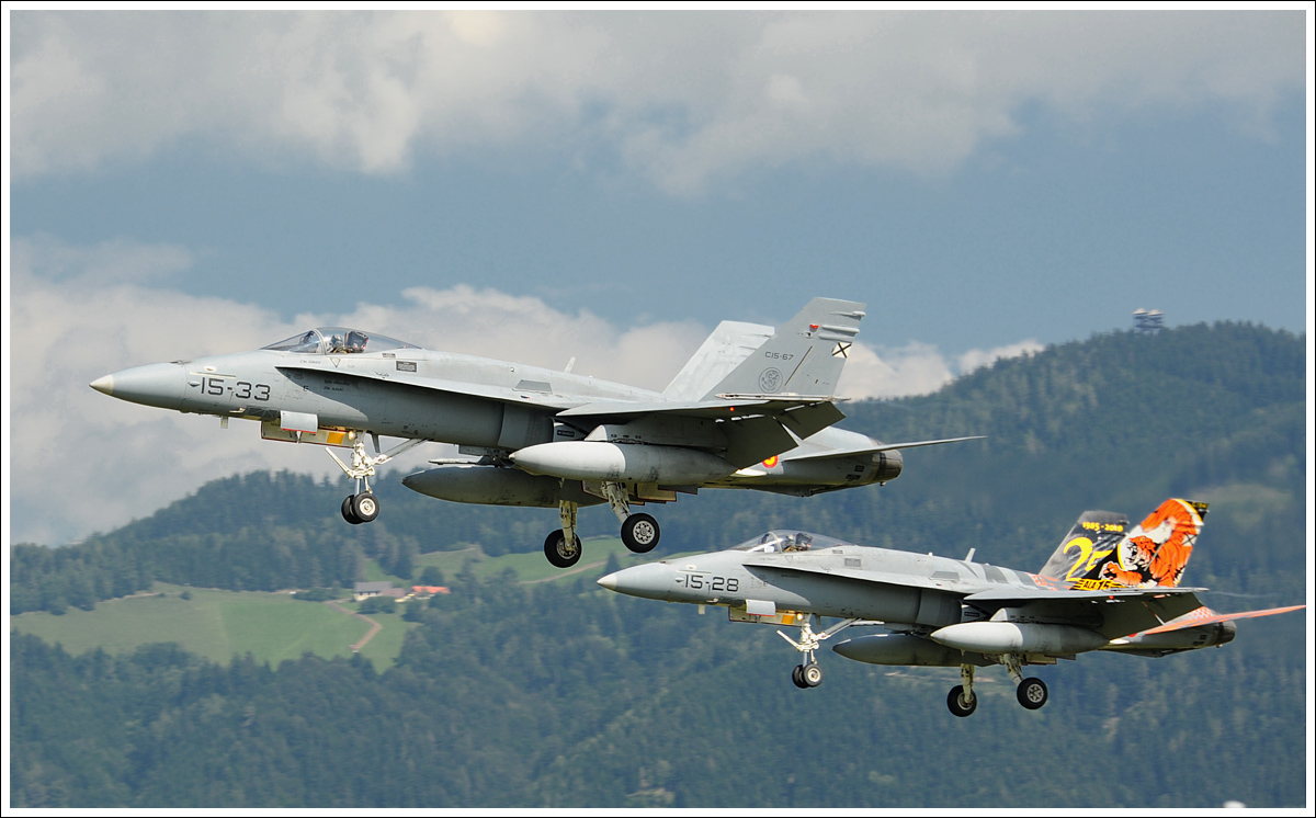 Zwei MCDONNELL DOUGLAS F/A-18 HORNET (15-33 und 15-28) der spanischen Luftstreitkräfte bei der Ankunft in Zeltweg am 31.8.2016 anlässlich der Airpower16.