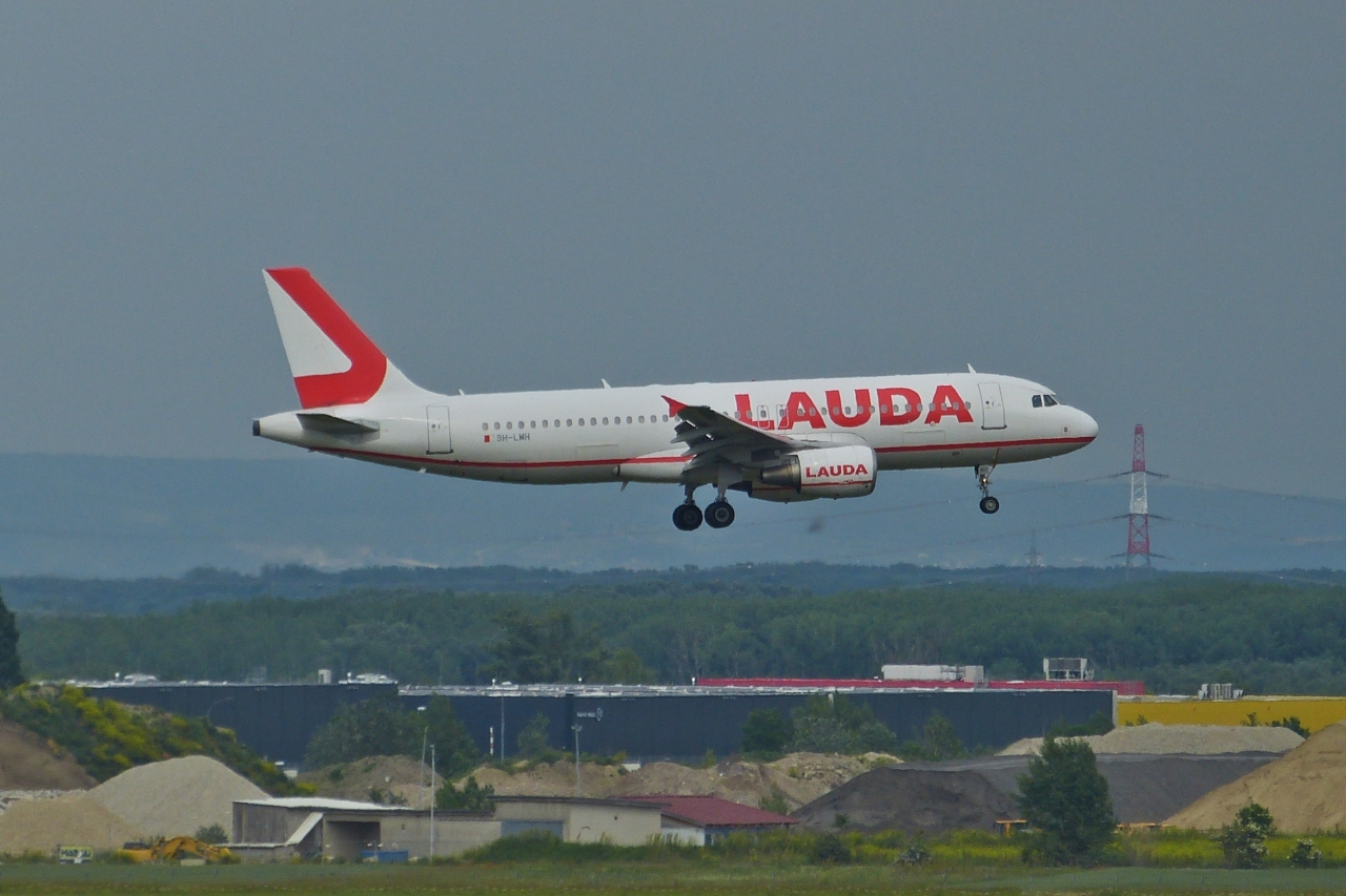 9H-LMH Airbus A 320-214, von Lauda Europe, im Landeanflug auf den Flughafen Wien. 04.06.2023