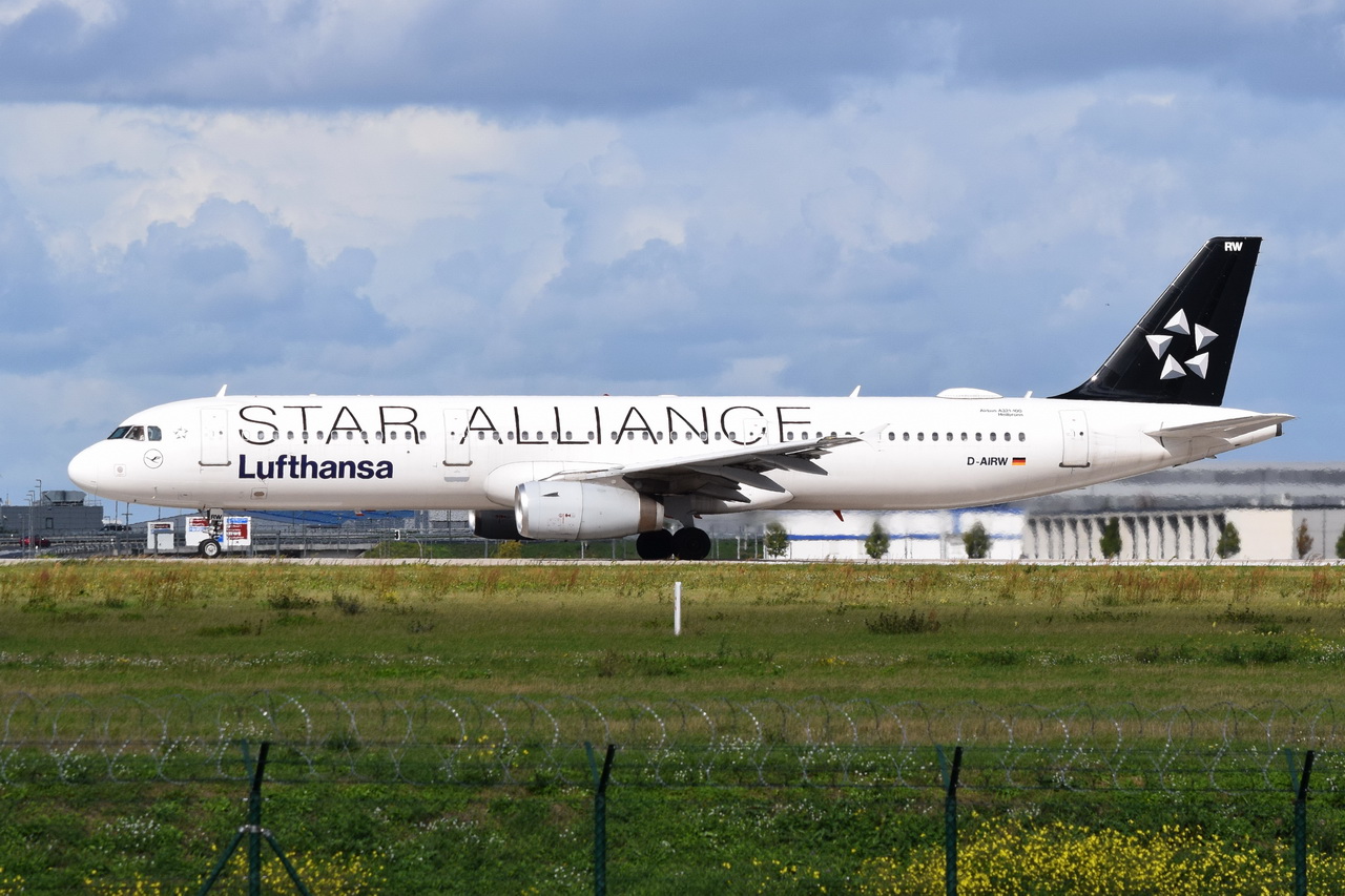 D-AIRW , Lufthansa , Airbus A321-131  Heilbronn  , Berlin-Brandenburg  Willy Brandt  , BER , 18.09.2022 ,
 