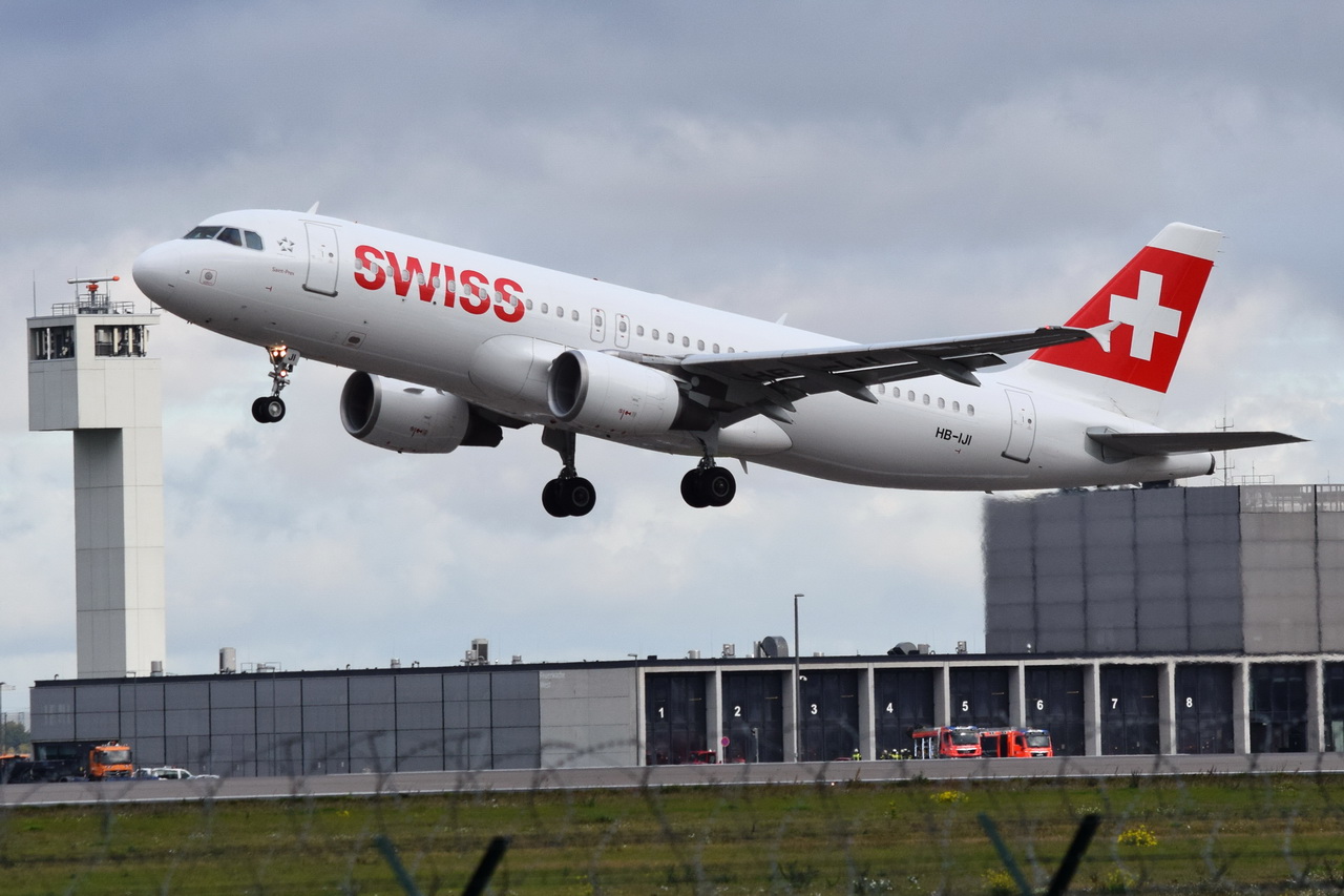 HB-IJI , Swiss , Airbus A320-214 ,  Berlin-Brandenburg  Willy Brandt  , BER , 19.10.2022 ,