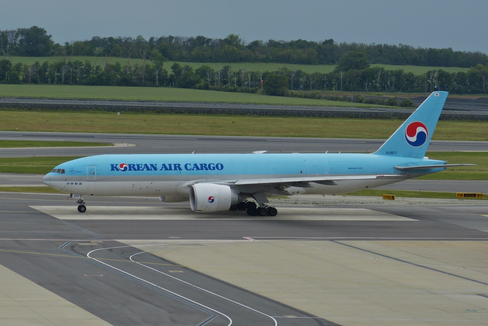 HL8077, Korean Air Cargo, Boeing 777-FB5 auf dem Rollfeld, Flughafen Wien. 06.2023