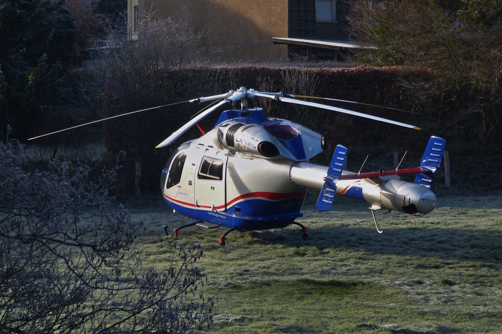 LX-HRC, McDonnell-Douglas 900 Explorer der Luxemburg Air Rescue, ist zur Abholung von einem Patienten in einer Wiese nahe Wiltz gelandet. 12.2022

