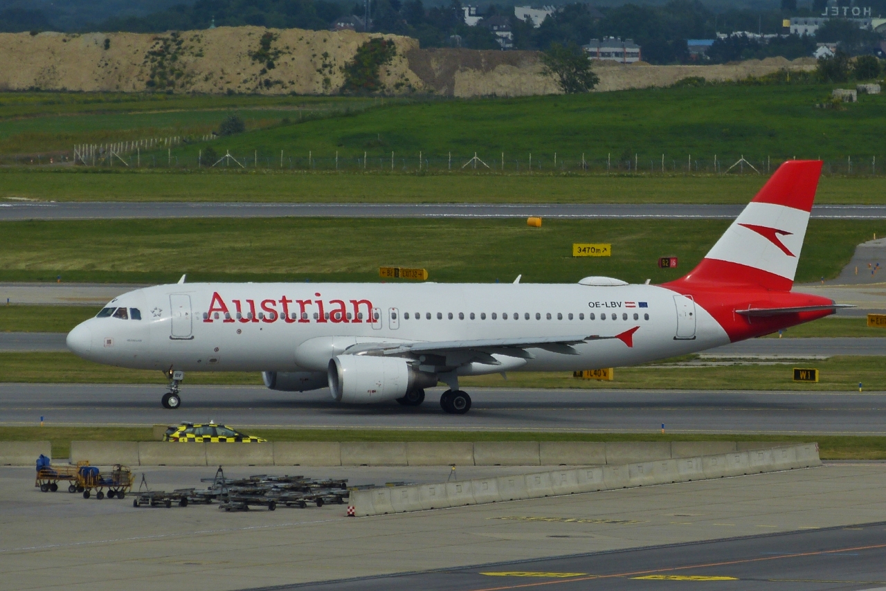 OE-LBV Airbus A 320–214 der Austrian Airlines auf dem Rollfeld des Flughafens Wien unterwegs zur Startbahn. 06.2023 
