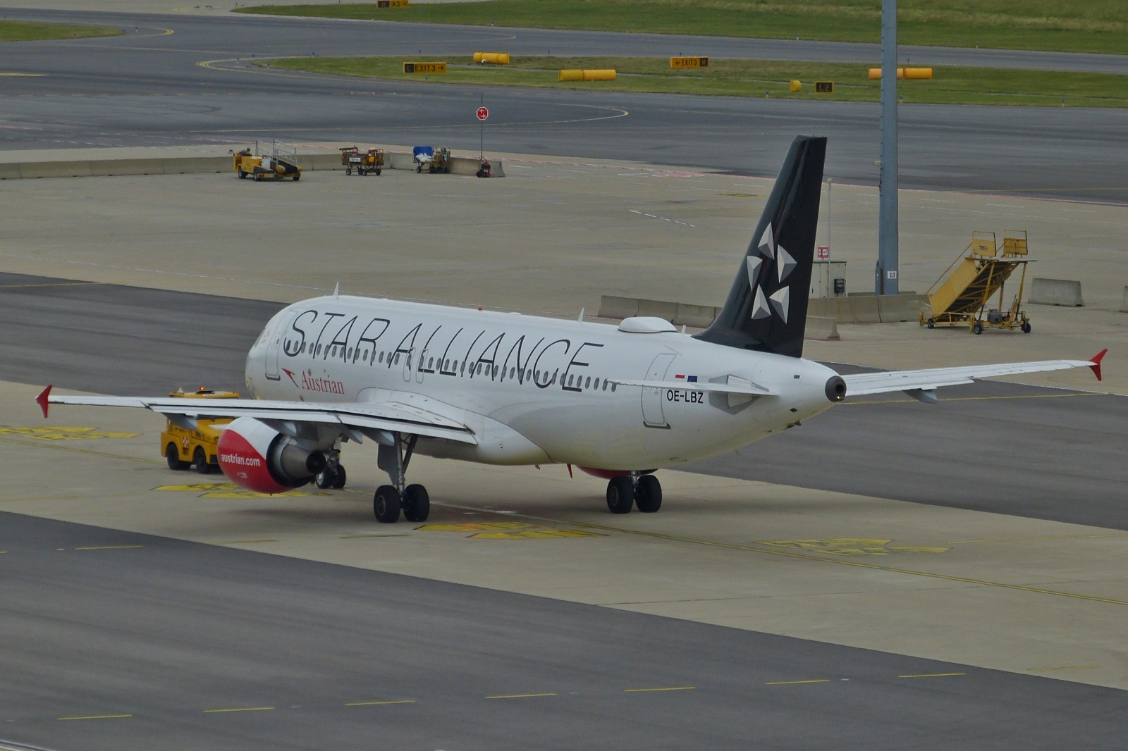 OE-LBZ,  Obertauern ,  (StarAlliance) Austrian Airlines (OS-AUA), Airbus, A 320-214, Flughafen Wien. 04.06.2023