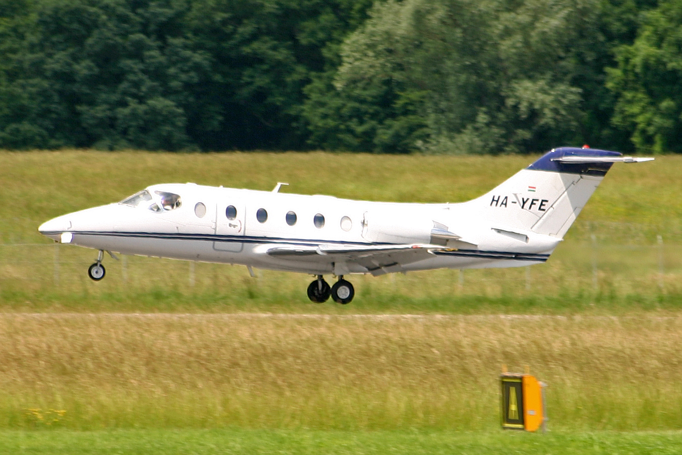 Pannon Air Service, HA-YFE, Mitsubishi Mu 300-1A Diamond, msn: A046SA, 11.Juni 2008, GVA Genève, Switzerland.