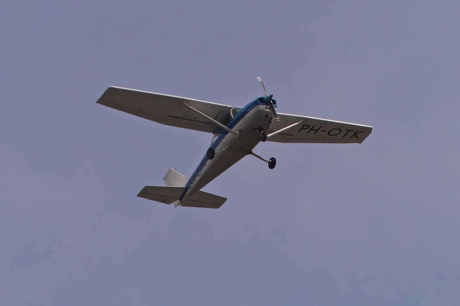 PH-OTK Cessna F172N Skyhawk, aufgenommen beim Überflug nahe Maastricht. 12.04.2024 