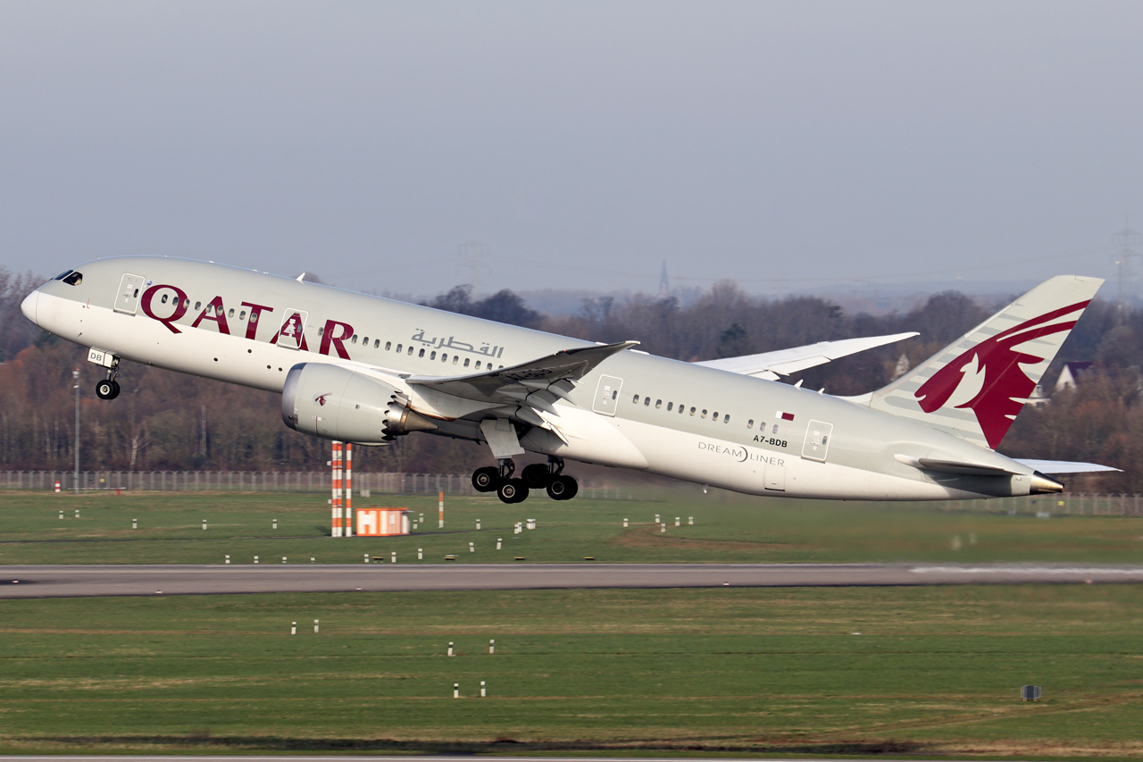 Qatar Airways Boeing 787-8 Dreamliner A7-BDB beim Start in Düsseldorf 9.3.2024
