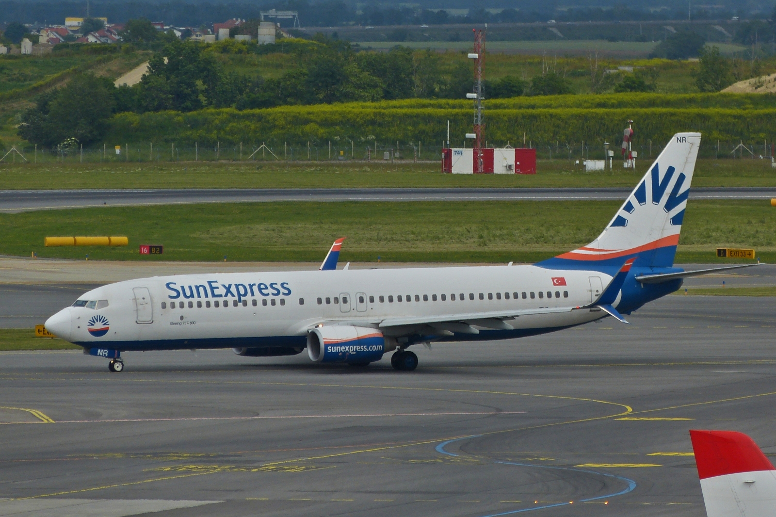 TC–SNR, Sun Express, Boeing 737-8HC, unterwegs auf dem Rollfeld, Flughafen Wien. 06.2023