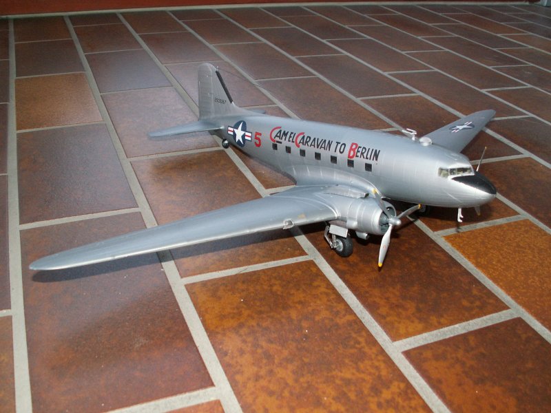 1:48 Modell der Douglas C-47(DC-3)in Ausfhrung  Berliner Blockade  1948-1949 als  Rosinenbomber 