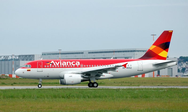 17.05.2008 Der 2te A319 fr Avianca wird aus geliefert.
Sein nchster Stop wird auf den Kanarischen Inseln sein, wo er noch mal auf getankt wird um von dort nach Sdamerika zu fliegen.