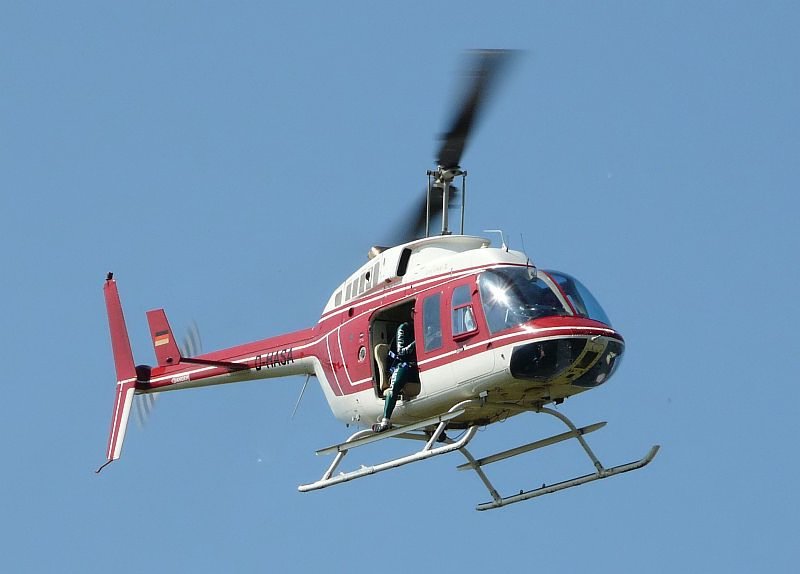 Dieser Heli hat einen Gleitschirmflieger abgesetzt. Hier ist er beim