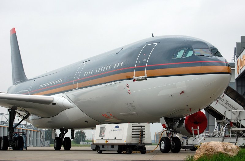 (27.8.08 Lufthansa Technik Hamburg) Auch schon geschichte der A342 von Royal Jordanien. Er wird durch einen A346 abgelst.