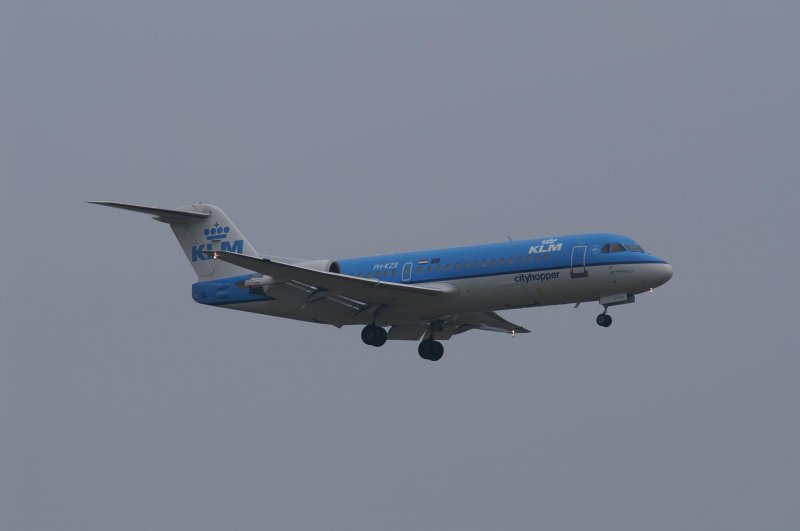 Eine Fokker 70 (F28-0070) der KLM CityHopper mit der Kennung