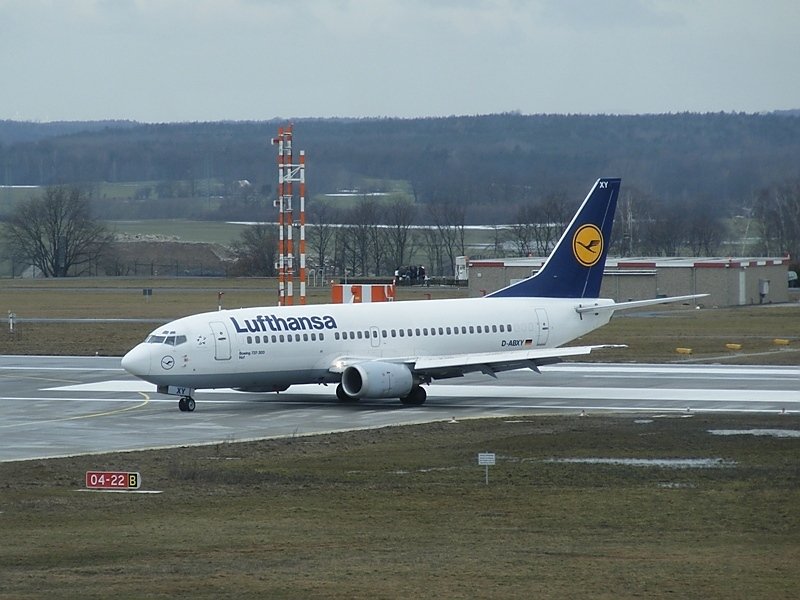 737-300  Hof  (D-ABXY, Flug LH 1052) verlsst die Runway in Dresden am 27.2.2009.