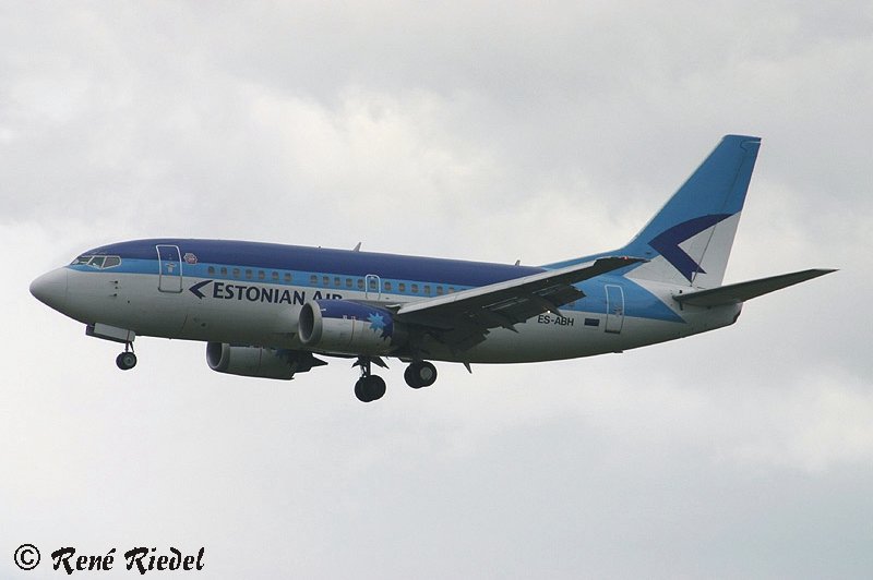 Eine Boeing 737-53S von Estonian Air, mit der Reg ES-ABH,
