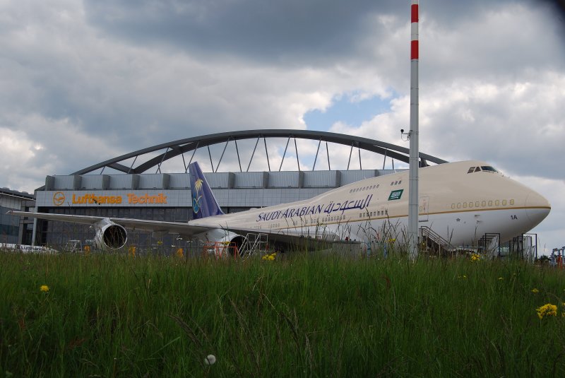 Eine Boeing 747 der Saudi Arabian Airlines bei Lufthansa Technik