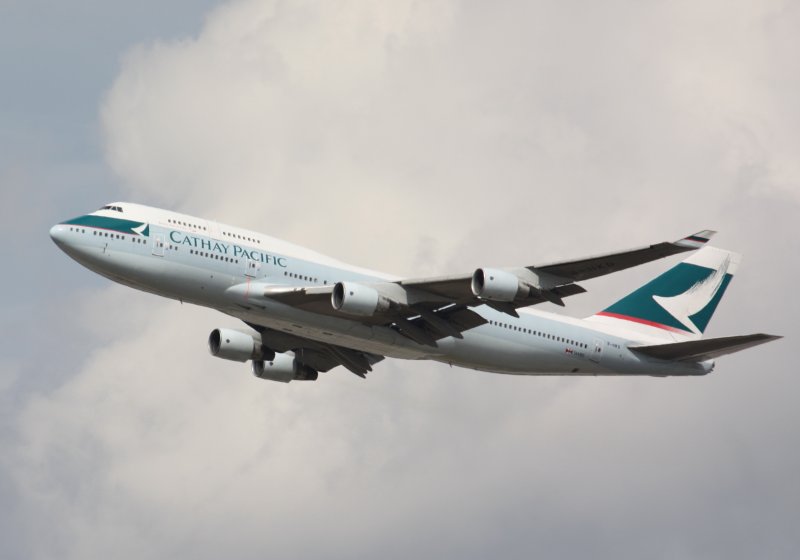 Eine Boeing 747-400; Kennung B-HKD von CATHAY PACIFIC startet am