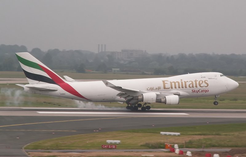Die N498MC beim Touchdown auf der 05R. Das Foto stammt