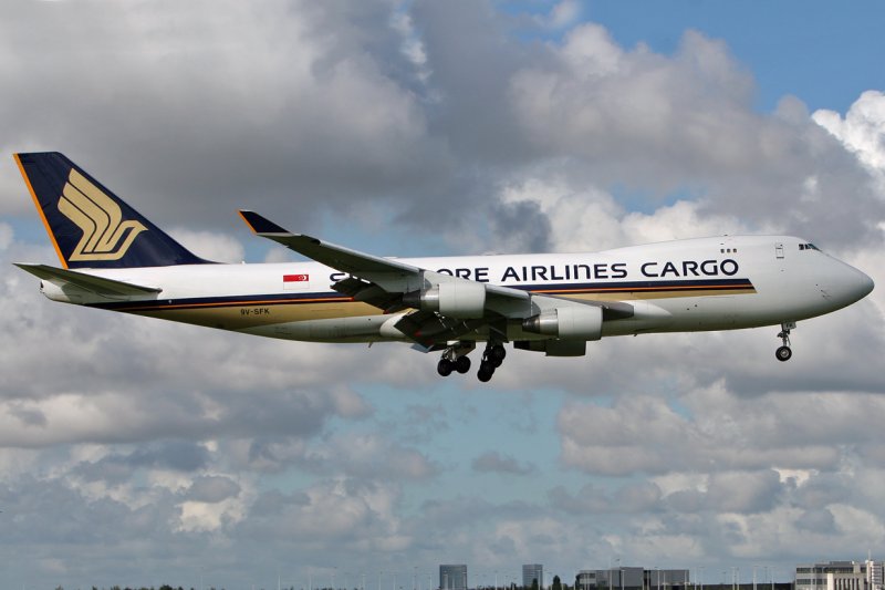 Singapore Airlines Cargo Boeing 747-412F(SCD) , 9V-SFK , im Endanflug