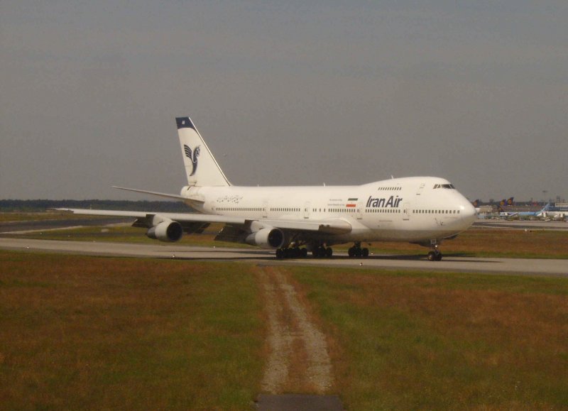 Eine Boeing 747 der Iran Airlines nach der Landung auf