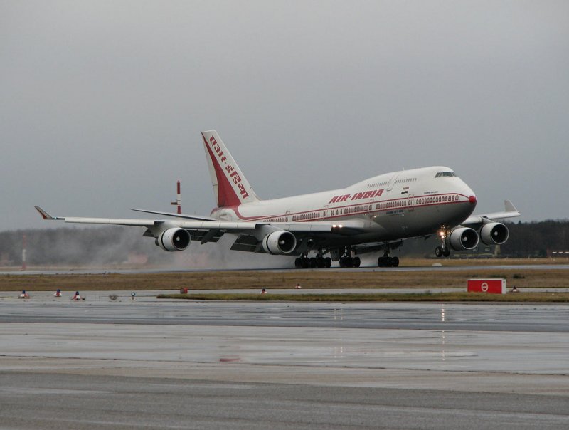 Landung Air India VT-AIM B747-4 rwy 25R
01.12.2007
 