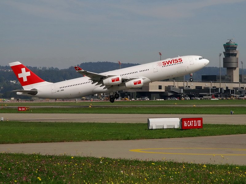 Swiss International Air Lines, HB-JMB, Airbus A340-313X. Start auf RWY
