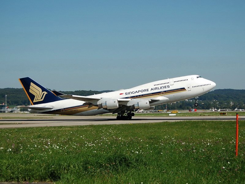 Singapore Airlines, 9V-SPQ, Boeing 747-412. Start auf RWY 16 am