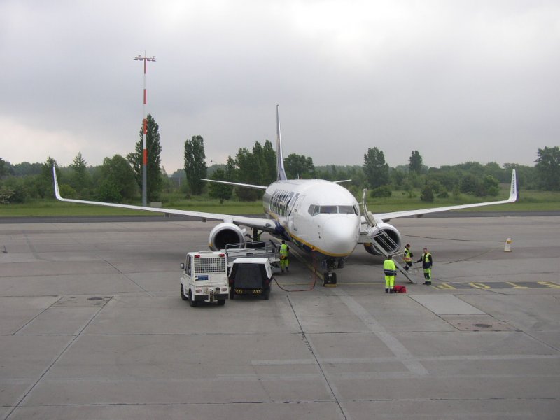 Eine Ryanairmaschine aus Hahn ist am Flughafen Berlin - Sch�nefeld