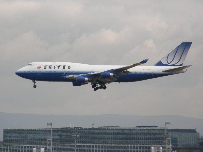 Eine Boeing 747 der United schwebt am 16.07.2008 in Frankfurt