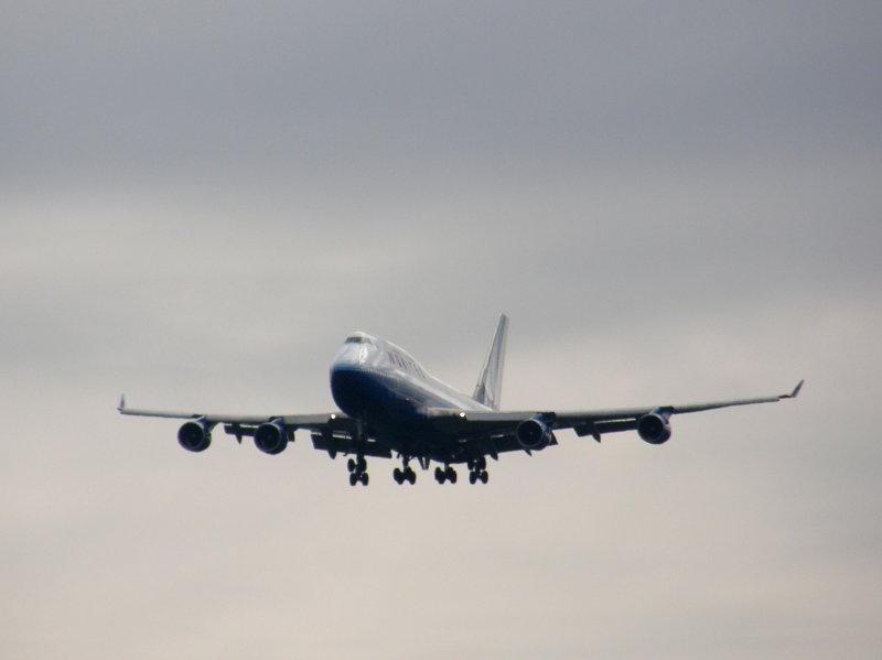 Eine Boeing 747 der United im Landeanflug auf Frankfurt am