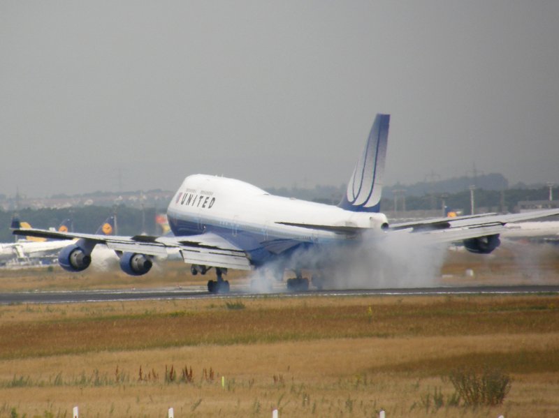 Eine Boeing 747 der United Airlines setzt am 16.07.2008 in