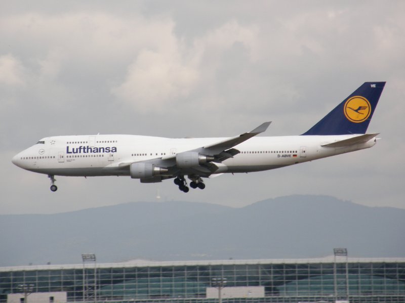 Lufthansa Boeing 747-430 (D-ABVE) bei der Landung in Frankfurt am