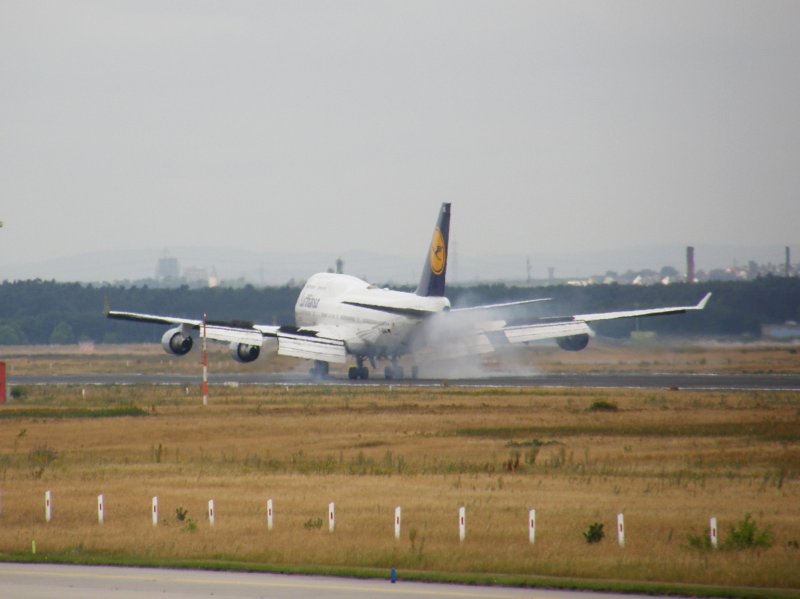 Die Lufthansa Boeing 747-400 Schleswig-Holstein setzt am 16.07.2008 in Frankfurt