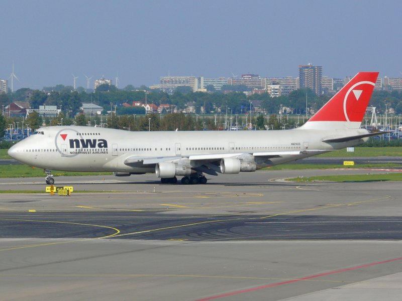 Boeing 747-200 von Northwest Airlines beim taxeln zur Startbahn am
