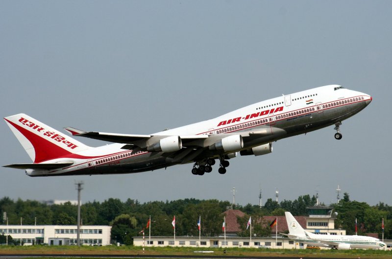 B 747-437 VT-ESM der Air India beim Start in Berlin