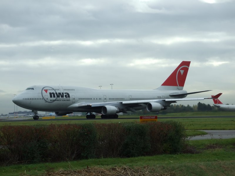 N671US startet in Amsterdam  