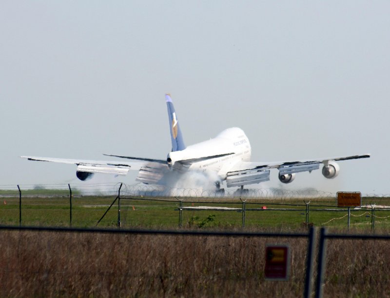 Imposante Landung der Hellenic Imperial Airways B 747-230B(SCD)
SX-TIE am