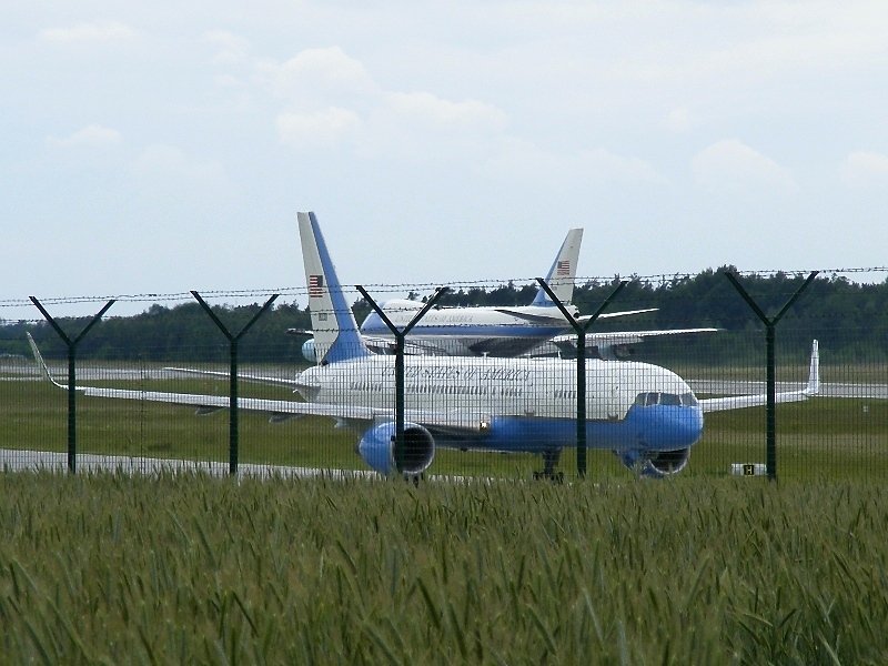  Airforce Two (C-32A,757-200) und Airforce One (im Hintergrund) am 5.6.2009 in