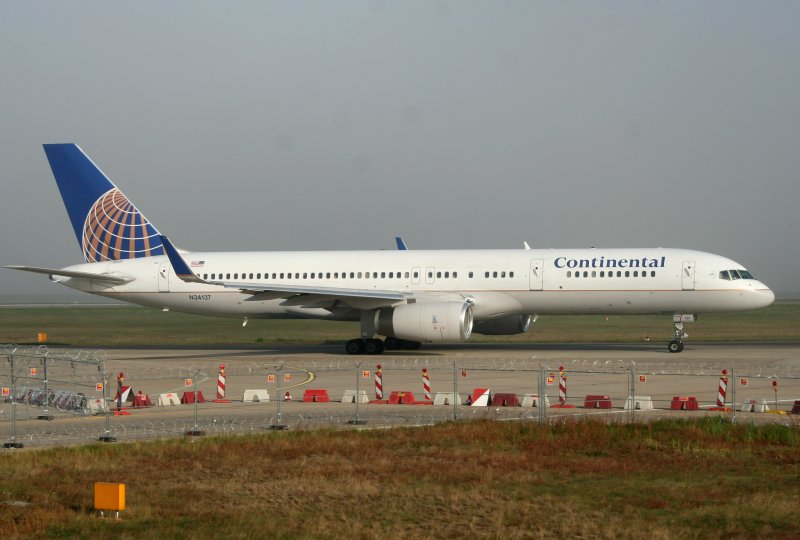 Continental B 757-224 N34137 im morgentlichen Nebel auf dem Flughafen